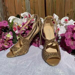 EUC Betsey Johnson Gold Bayli Heeled Sandal Size 8.5